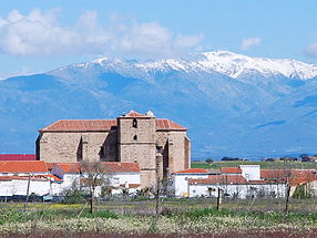 Saucedilla, avec sa grande église et, au fond, la sierra de Gredos enneigée