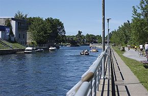 Le canal de Chambly et la piste polyvalente, à la hauteur de Saint-Jean-sur-Richelieu.