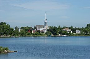 Une partie du Bassin de Chambly avec l'église Saint-Joseph-de-Chambly en arrière-plan.