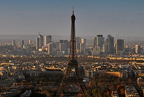 La tour Eiffel (1er plan) et les gratte-ciel de La Défense (arrière-plan) dominent Paris et sa banlieue ouest.