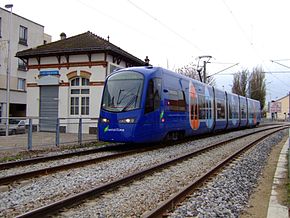 Rame du T4 passant devant le bâtiment voyageurs de l'ancienne gare des Coquetiers.