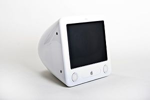 Apple eMac PowerPC G4 1.25 GHz 2005.jpg