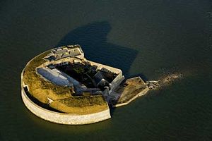 Fort Énet vue aérienne à marée haute.jpg