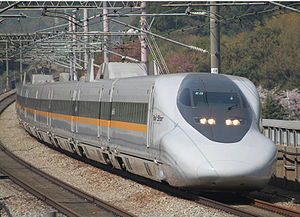 Photographie d'une automotrice circulant sur la voie de la ligne Shinkansen Sanyō