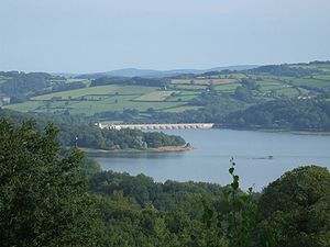 Lac Pannecière et barrage.JPG