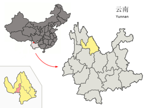 Localisation de la ville de Lijiang dans le district de Gucheng (en rose) et la préfecture de Lijiang (en jaune)