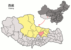 Localisation du xian de Nagchu (en rose) dans la préfecture de Nagchu (en jaune)