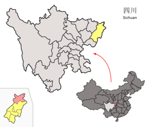 Localisation de la ville de Wanyuan dans sa juridiction (en rose) et la préfecture de Dazhou (en jaune)