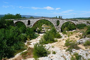 Pont Julien.jpg