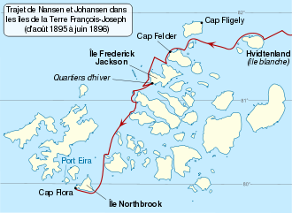  Carte des nombreuses îles éparpillées de la terre François-Joseph. Une ligne partant du coin en haut à droite pénètre l'archipel et se frayent un chemin en direction du sud. Cette ligne représente le trajet du voyage vers le cap Flora. Le lieu de l'hivernage de l'expédition Jackson est présenté sur la carte.