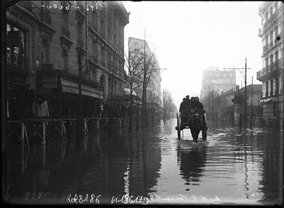 La rue de la Convention lors des inondations de 1910
