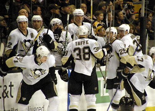 Photo du banc des Penguins lors d'un changement de ligne.