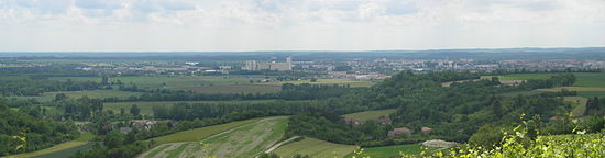 Panorama de Vitry-le-François et de la campagne environnante avec, au centre, la zone industrielle et au premier plan, en contrebas, Vitry-en-Perthois.