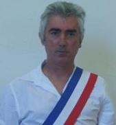 Photographie de face d'un homme en chemise blanche, une écharpe républicaine en bandouilière