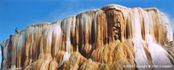 Vue panoramique sur la cascade avec sa palette de couleurs
